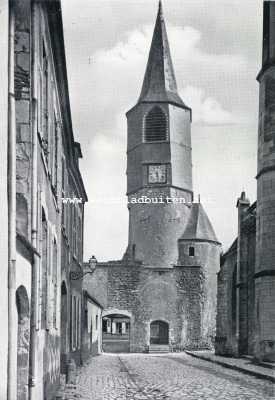 Frankrijk, 1930, Chatillon, De kasteelen van het geslacht de Coligny te Chtillon sur Loing, Saint Maurice sur Aveyron en Chteaurenard. De oude poort in de dorpsstraat van Chtillon, die vroeger eveneens bij het kasteel der Coligny's heeft behoord