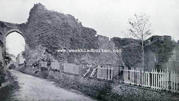 De kasteelen van het geslacht de Coligny te Chtillon sur Loing, Saint Maurice sur Aveyron en Chteaurenard. Poort leidend naar de ruinen en geheel rechts de toren van het oude Kasteel te Chteaurenard