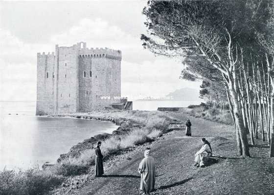 Frankrijk, 1930, Saint-Honorat, Bij de monniken op Saint-Honorat. Het middeleeuwsche Chateau des Moines de Lrins