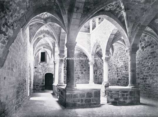 Bij de monniken op Saint-Honorat. Interieur van het oude klooster op Saint-Honorat