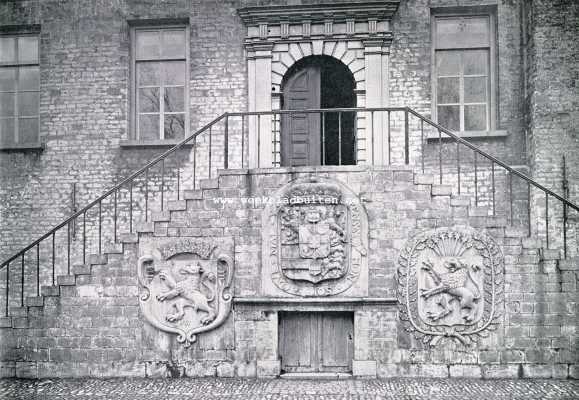 Een 750-jarige. Bordes van het Stadhuis te Hulst, met wapenschilden (ongeveer 1690) van Holland van Koning Stadhouder Willem III en van Hulst, afkomstig van de torenspits der Groote Kerk te Hulst