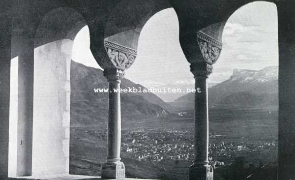 Itali, 1930, Schloss Tirol, Romaansch boogvenster met marmeren zuilen in Schloss Tirol