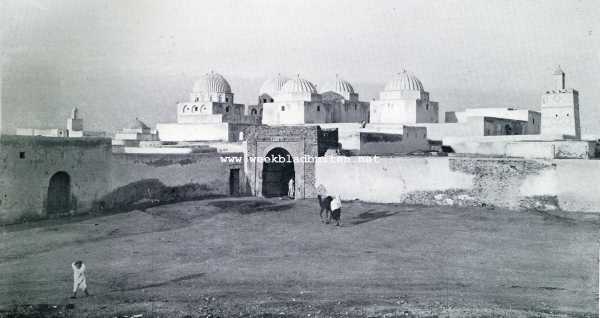 Tunesi, 1930, Kairouan, Kairouan, 't Noord-Afrikaansche Mekka. Minaret der Groote Moskee te Kairouan