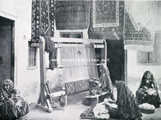 Tunesi, 1930, Onbekend, Kairouan, 't Noord-Afrikaansche Mekka. Vrouwen aan 't weefgetouw in een tapijtweverij