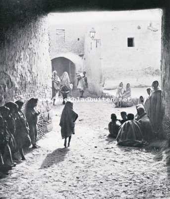 Kairouan, 't Noord-Afrikaansche Mekka. Een straatje in een inlandsche stad