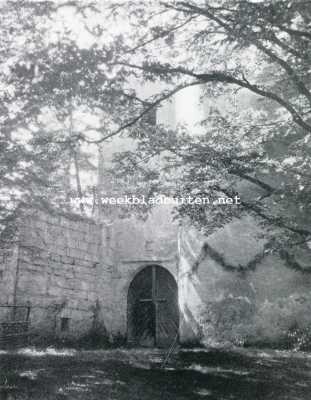 Duitsland, 1930, Stein an der Traun, Het roofnest van den meisjesroover Heinz vom Stein. De muur van den roofridderburcht op den top van den berg aan de Traun