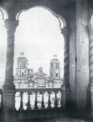 Mexico, 1930, Mexico-Stad, Gezicht van de galerij van het Stadhuiste Mexico-City op de Kathedraal