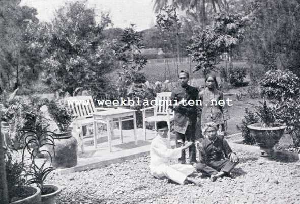 Het moderne Indische-huis. De bedienden in den tuin