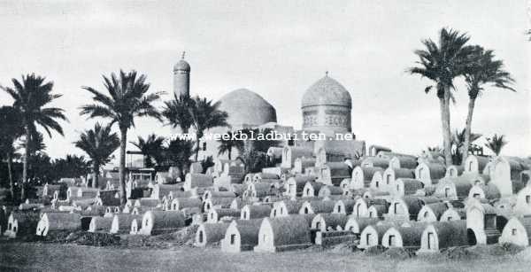 Bagdad - Het sprookje dat geen sprookje meer is  Kerkhof te Bagdad met de Tombe van den Sheik op den achtergrond