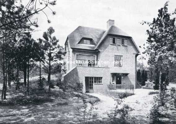 , 1930, Aerdenhout, Bouwen op beboscht duin-terrein. De Oostgevel van een landhuis te Aerdenhout