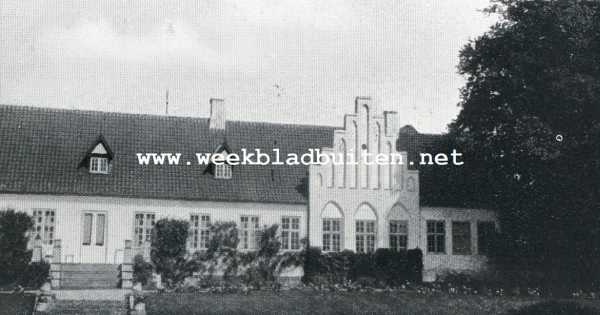 Denemarken, 1930, Rnnebksholm, Ronnebaeksholm. Facade aan het park. Rechts de oude linde. Toft's steen boven het middelste raam onder den trapgevel
