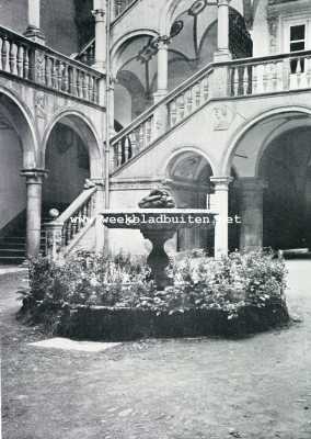 Oostenrijk, 1930, Spittal an der Drau, Het Porzia Paleis te Spital aan de Drau. De fontein op de binnenplaats