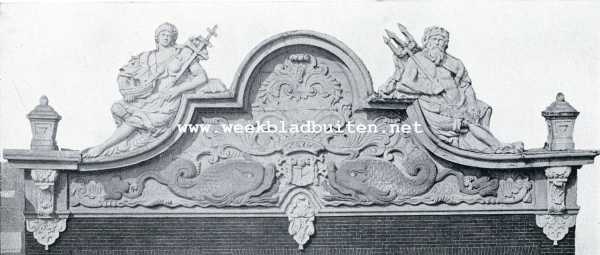 Noord-Holland, 1930, Hoorn, Het feestelijk afscheid van de Zuiderzee. Bekroning aan een gevel in de Nieuwstraat te Hoorn begin 18de eeuw