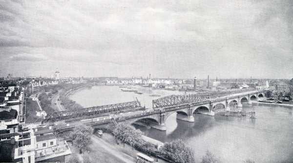 Bruggen over de Theems. De Theems met Waterloo Bridge. Links op den achtergrond de St. Paul