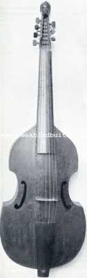 De nieuwe Muziekinstrumenten-zaal in het Rijksmuseum. Viola da Gamba uit de 17de eeuw