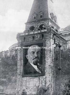 Rusland, 1930, Moskou, Lenin als mensch en symbool. Het portret van Lenin op een muur van het Kremlin aan het Roode Plein te Moskou