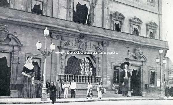 Spanje, 1930, Palma de Mallorca, Palma de Mallorka. Het Stadhuis versierd tijdens een kerkelijk feest