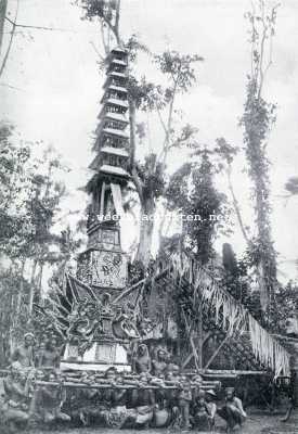 Indonesi, 1930, Onbekend, Lijkverbranding op Bali. Lijktoren in een processie bij een lijkverbranding