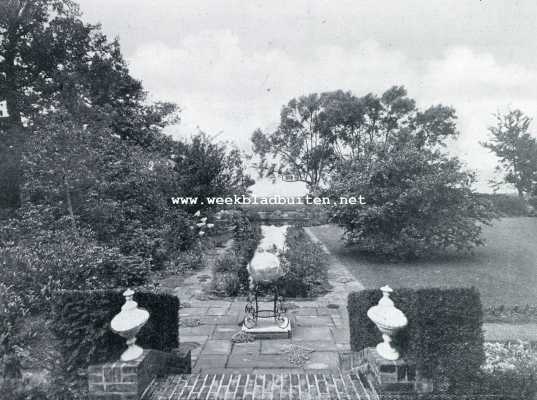 Noord-Holland, 1930, Oud-Loosdrecht, De tuin van Huize Buitenlust te Oud-Loosdrecht. Huize Buitenlust. De tuin vanaf het huis gezien