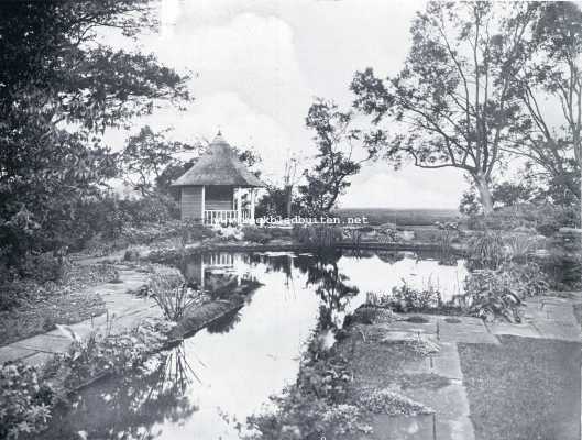 Noord-Holland, 1930, Oud-Loosdrecht, De tuin van Huize Buitenlust te Oud-Loosdrecht. Huize Buitenlust. Een gedeelte van het kanaal en den achthoekigen vijver