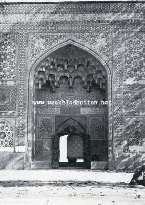 Iran, 1930, Teheran, Zwerftochten door en in Perzi. Een van de vele wondermooie betegelde poorten in Teheran