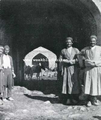 Iran, 1930, Onbekend, Zwerftochten door en in Perzi. Kijkje in een caravanserail