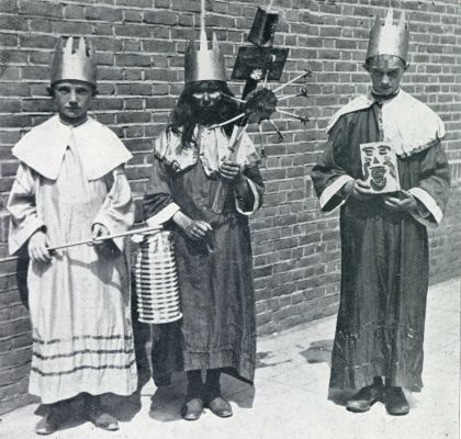 Noord-Brabant, 1931, Tilburg, DE TILBURGSCHE DRIEKONINGEN, ZOOALS ZEZINGEND HET LIED VAN MAGDALENA, RONDTREKKEN