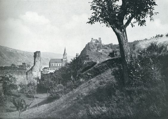 Duitsland, 1931, Oberwesel, OBERWESEL. OP DEN ACHTERGROND ONZE LIEVE VROUWEKERK EN DE SCHNBURG