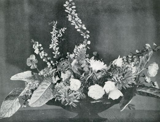 Onbekend, 1931, Onbekend, HERFSTSCHAAL MET BESDRAGENDE TAKKEN EN BLOEMEN IN MATTE HERFSTTINTEN MET GOUDGEEL BLAD