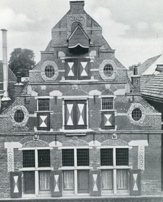Overijssel, 1931, Deventer, HUIS IN DE KORTE BISSCHOPSSTRAAT MET BAROKGEVEL
