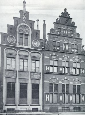 Overijssel, 1931, Deventer, DE GEMEENTESPAARBANK TE DEVENTER LINKS OUDE GEVEL. RECHTS IN HOLLANDSCHEN RENAISSANCESTIJL OPGETROKKEN NIEUWE GEVEL