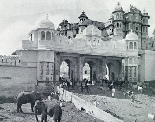 India, 1931, Udaipur, DROOM EN WEZEN. VOOR-INDI. DE STALLEN BIJ HET GROOTE TERRAS VAN HET PALEIS TE OEDAIPOER