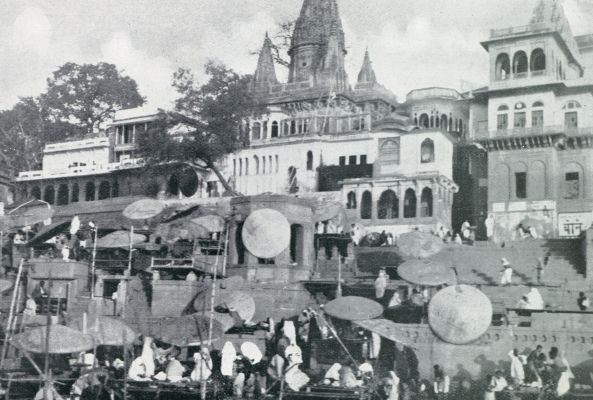India, 1931, Benares, DROOM EN WEZEN. VOOR-INDI. AAN DE GANGES TE BENARES. DE PELGRIMS TIJDENS DE DIWALI
