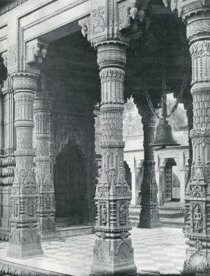 India, 1931, Benares, TEMPEL TE BENARES, AAN GOD DOERGA GEWIJD EN DOOR APEN BEWAAKT