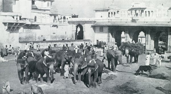 India, 1931, Udaipur, DE OLIFANTENHOF IN HET PALEIS VAN DEN MAHARANA VAN OEDAIPOER