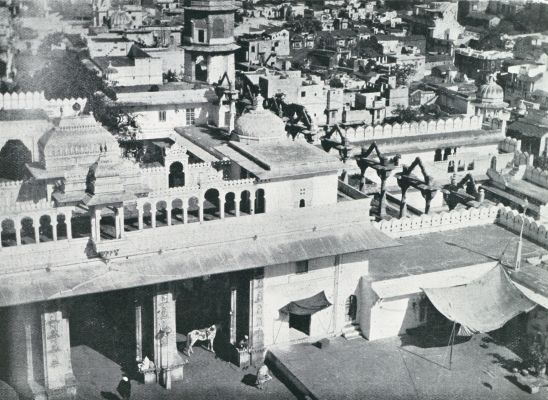 India, 1931, Udaipur, EEN OVERZICHT VAN EEN DEEL VAN HET PALEIS VAN DEN MAHARANA VAN OEDAIPOER