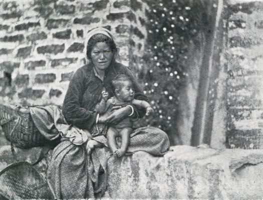 India, 1931, Darjeeling, VROUW AAN DEN WEG NAAR DARJEELING