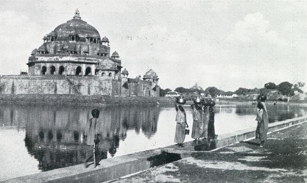HET MAUSOLEUM TE SASSARAM IN BEHAR, WAAR SHER SHA, DE MOGUL, BEGRAVEN IS. DIT MAUSOLEUM LIGT IN EEN KUNSTMATIGEN VIJVER. WAARUIT DE VROUWEN UIT DEN OMTREK IN KOPEREN LOTHAS WATER HALEN