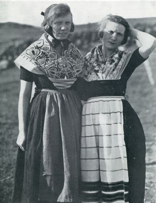 Denemarken, 1931, Onbekend, FAEROSCHE MEISJES IN NATIONALE KLEEDERDRACHT