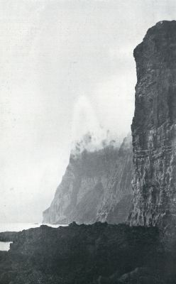 Denemarken, 1931, Onbekend, DE FAEROER. VOGELROTS OP DEN GROOTEN DIMON. INVALLEN VAN DEN NEVEL