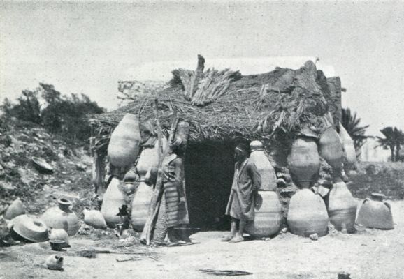 Tunesi, 1931, Tunis, De Pottenbakkerij in Tunis. HUT, OPGEBOUWD UIT GEBROKEN POTTEN