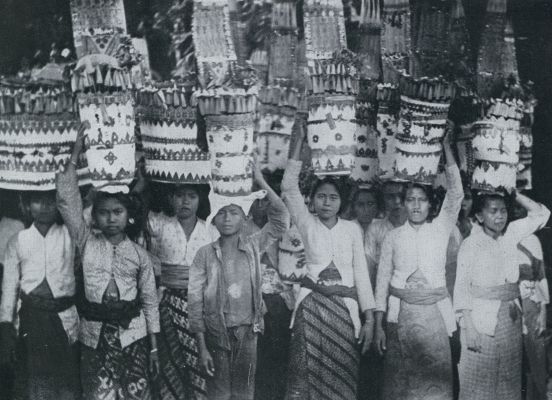 Indonesi, 1931, Onbekend, Moendoek. Bali. Mesijes, offeranden op het hoofd dragend