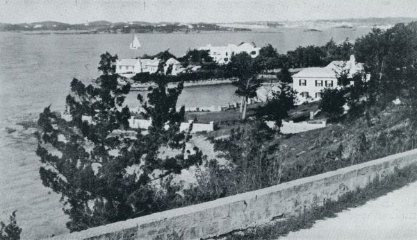 Bermuda, 1931, Onbekend, Bermuda. Uitzicht over met ceders bedekte heuvelen en haven. In de verte Hamilton, de hoofdstad der eilanden