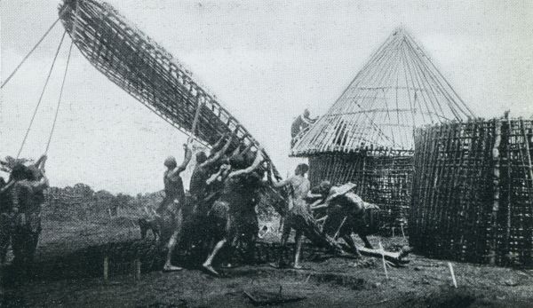 Kameroen, 1931, Onbekend, Een reis door Kameroen. Huisbouw in het grasland