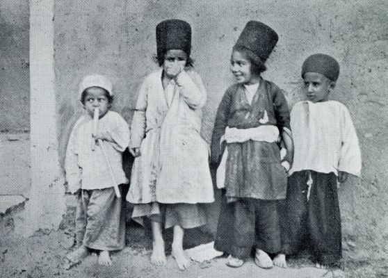 Iran, 1931, Onbekend, In een Perzische stad. Vier jongens uit den middenstand