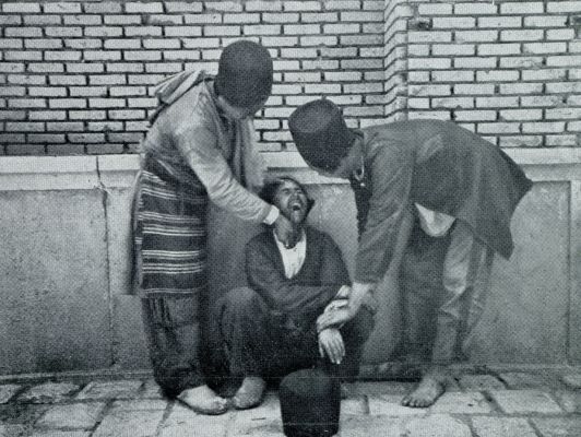 Iran, 1931, Onbekend, In een Perzische stad. De barbier-tandarts