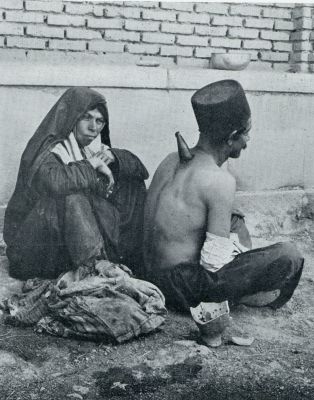 Iran, 1931, Onbekend, In een Perzische stad. Het zetten van bloedzuigers