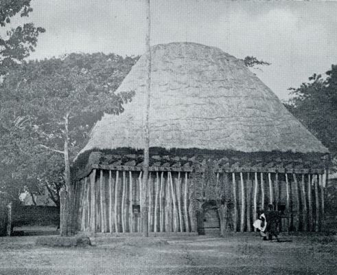 Kameroen, 1931, Onbekend, Een reis door Kameroen. Huis van een voornaam inboorling te Banoem