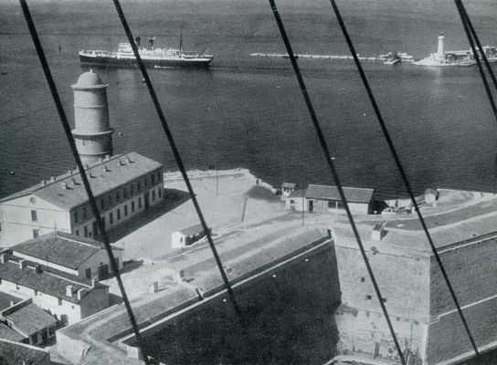 Frankrijk, 1931, Marseille, Marseille. Blik van den Transbordeur op het Oude Fort en de Middellandsche Zee
