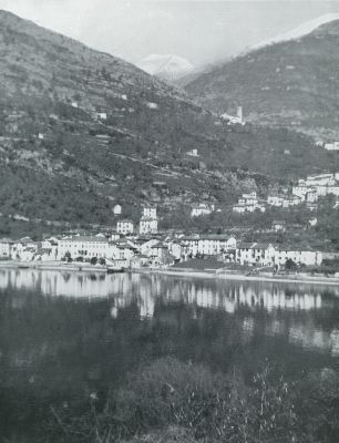 Itali, 1931, Onbekend, Aan het Comomeer. Van het Comacina-eiland af ziet meer, hoog boven het stadje aan den overkant, de Madonna del Soccosso liggen